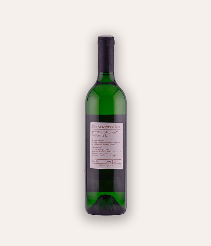 Rückseite der Weinflasche Trinkvergnügen Privatkollektion Steiermark – Der Sauvignon Blanc 2012 – österreichische Privatkollektion Flasche mit weinroter Schraubkapsel, goldenes ornamentales Etikett