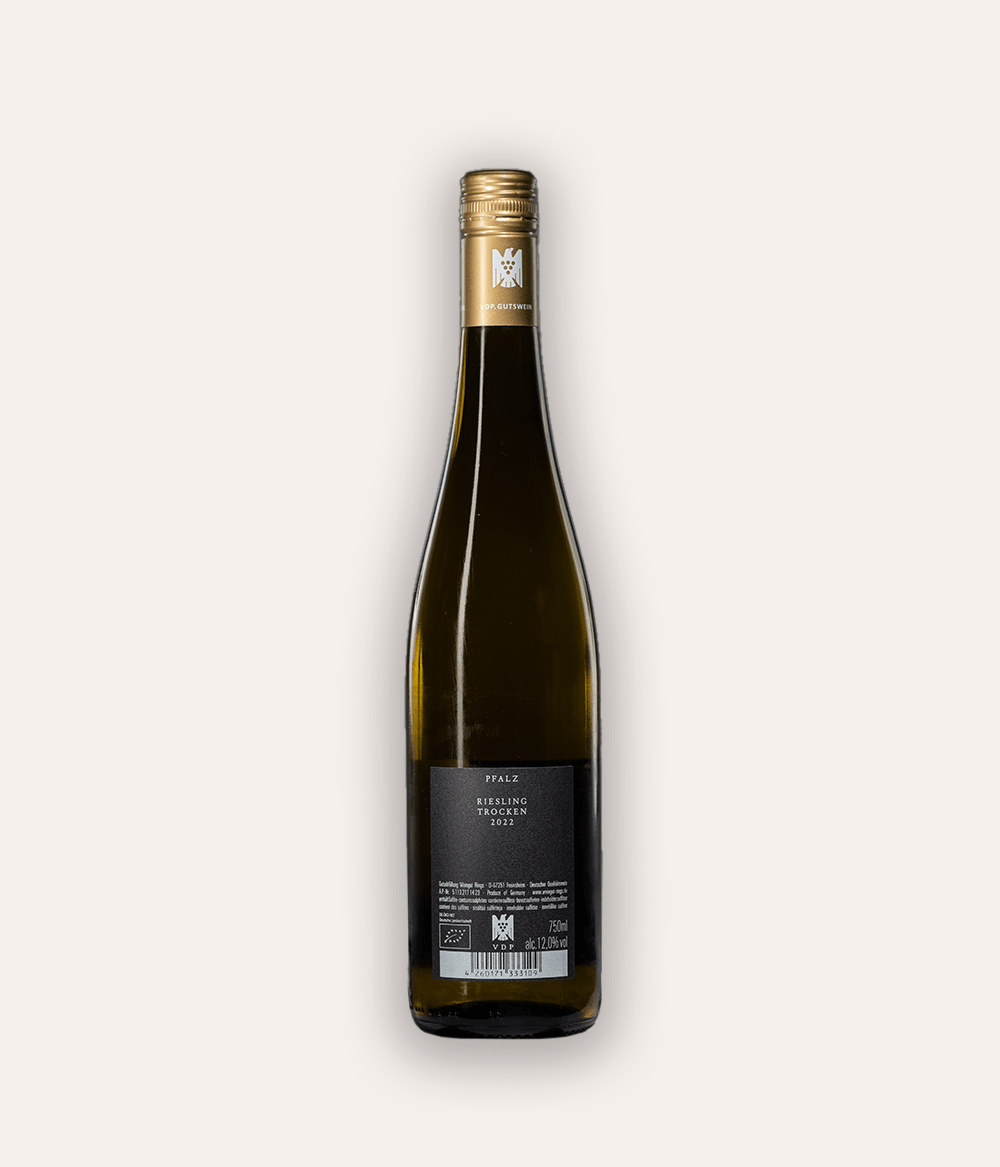 Rückseite der Weinflasche Rings – Riesling Pfalz VDP.Gutswein 2022 – Pfalz-Flasche mit goldener VDP-Schraubkapsel, dunkles Rücketikett mit Pfalz und Weinsorte, Bio-zertifiziert