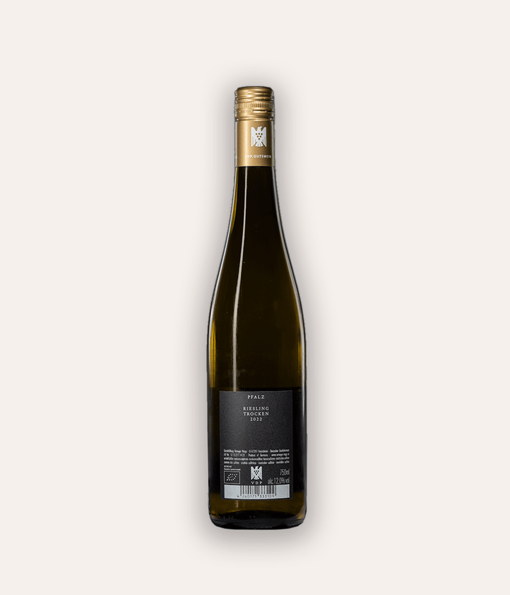 Rückseite der Weinflasche Rings – Riesling Pfalz VDP.Gutswein 2022 – Pfalz-Flasche mit goldener VDP-Schraubkapsel, dunkles Rücketikett mit Pfalz und Weinsorte, Bio-zertifiziert
