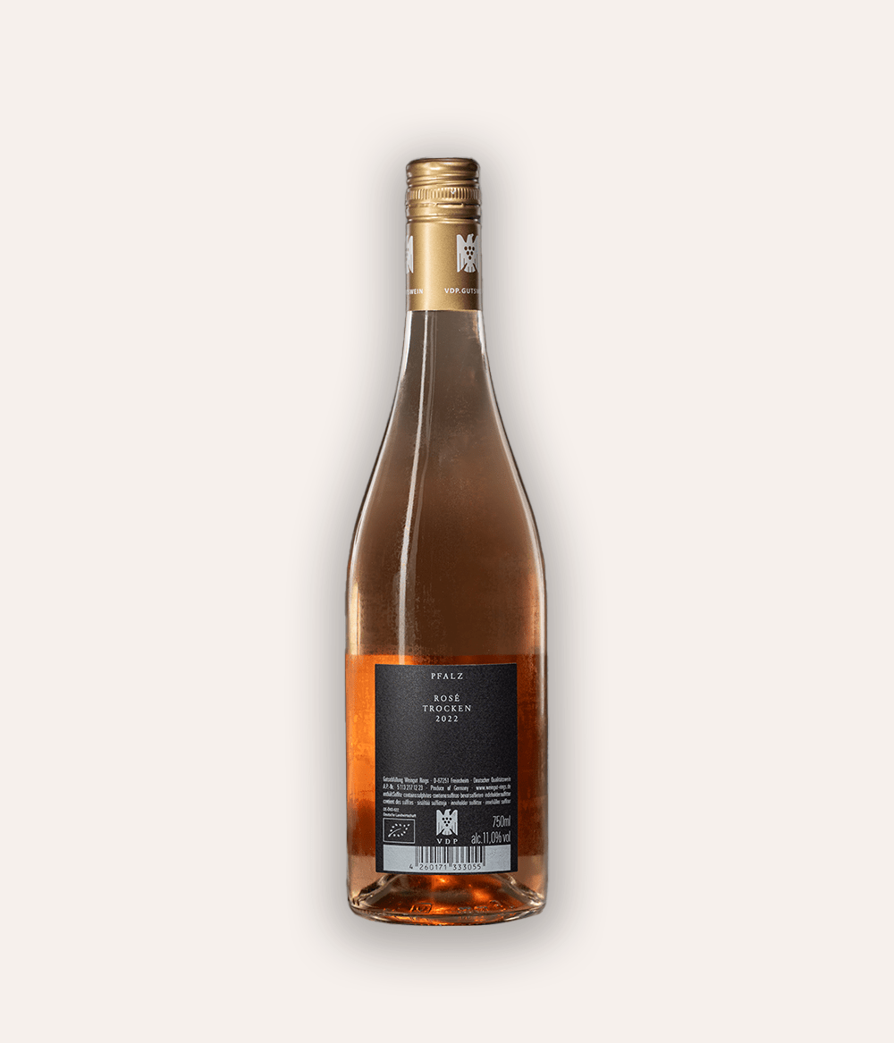 Rückseite der Weinflasche Rings – Rosé VDP.Gutswein 2022 – Pfalz-Flasche mit goldener VDP-Schraubkapsel, dunkles Rücketikett mit Pfalz und Weinsorte, Bio-zertifiziert
