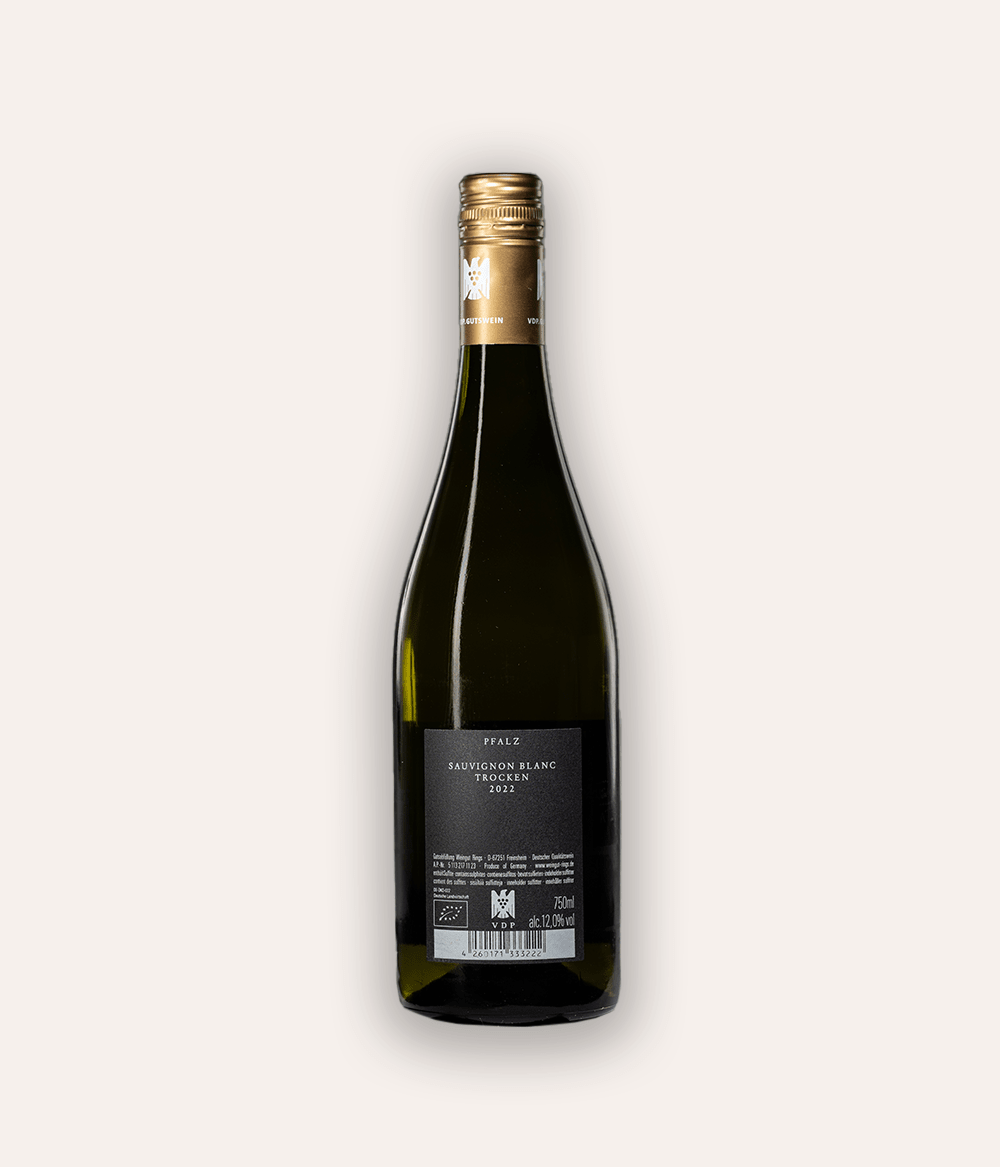 Rückseite der Weinflasche Rings – Sauvignon blanc Pfalz VDP.Gutswein 2022 – Pfalz-Flasche mit goldener VDP-Schraubkapsel, dunkles Rücketikett mit Pfalz und Weinsorte, Bio-zertifiziert