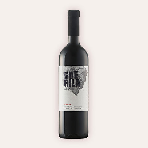 Eine 750 ml Flasche Barbera Selection 2022 Biovom Winzer Guerila aus der Brda-Tal in Slowenien.