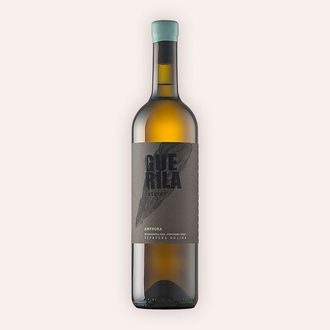 Eine 750 ml Flasche Rebula "Amphora" 2022 Biovom Winzer Guerila aus der Brda-Tal in Slowenien.