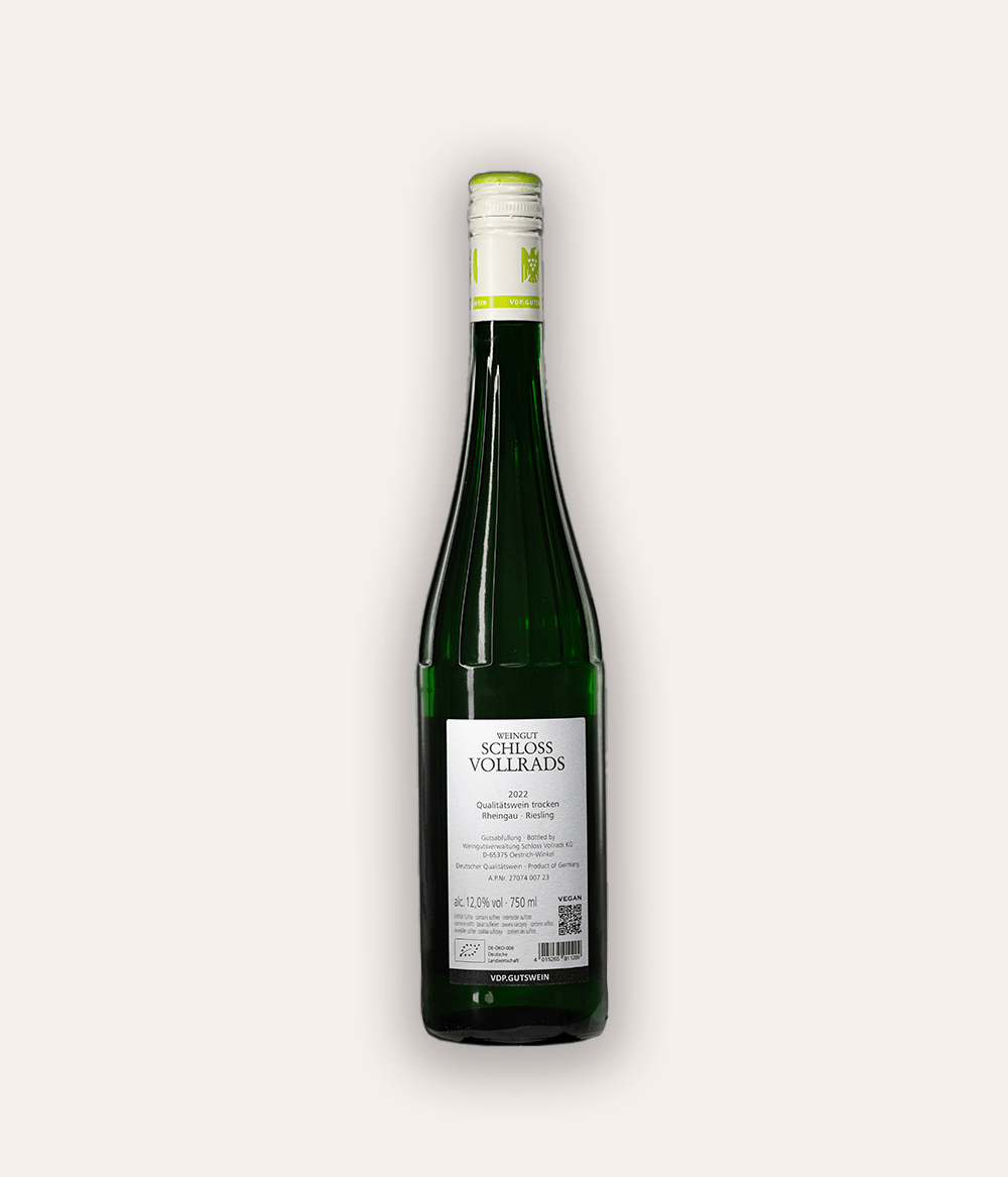 Rückseite der Weinflasche Schloss Vollrads – Riesling Rheingau VDP.Gutswein 2022 – grüne Rheingau-Flasche mit gelber Schraubkapsel, weißes Etikett mit Schloss Vollrads und Weinname