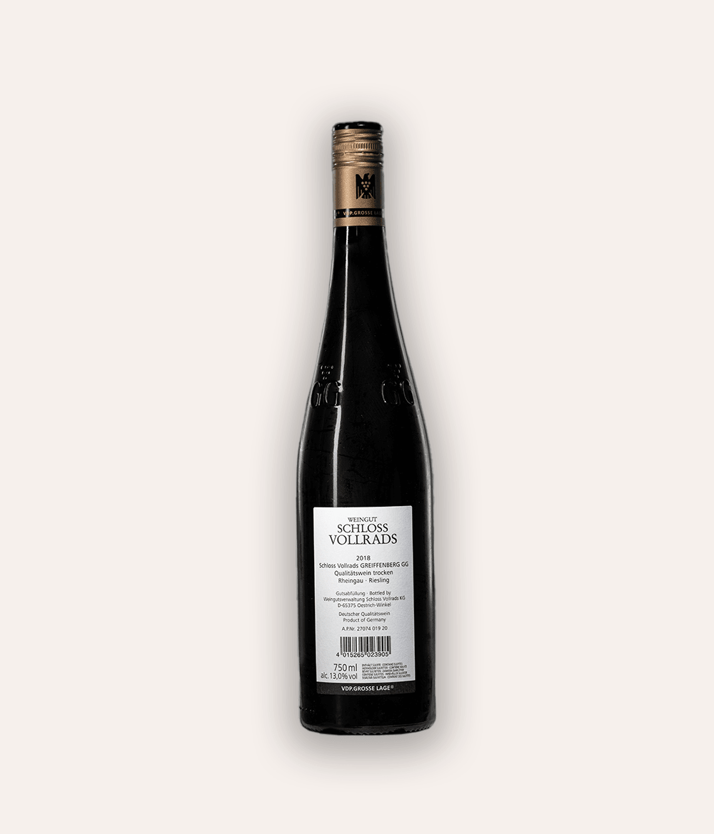 Rückseite der Weinflasche Schloss Vollrads – Riesling Greiffenberg GG 2018 – grüne Rheingau-Flasche mit gelber Schraubkapsel, weißes Etikett mit Schloss Vollrads und Weinname