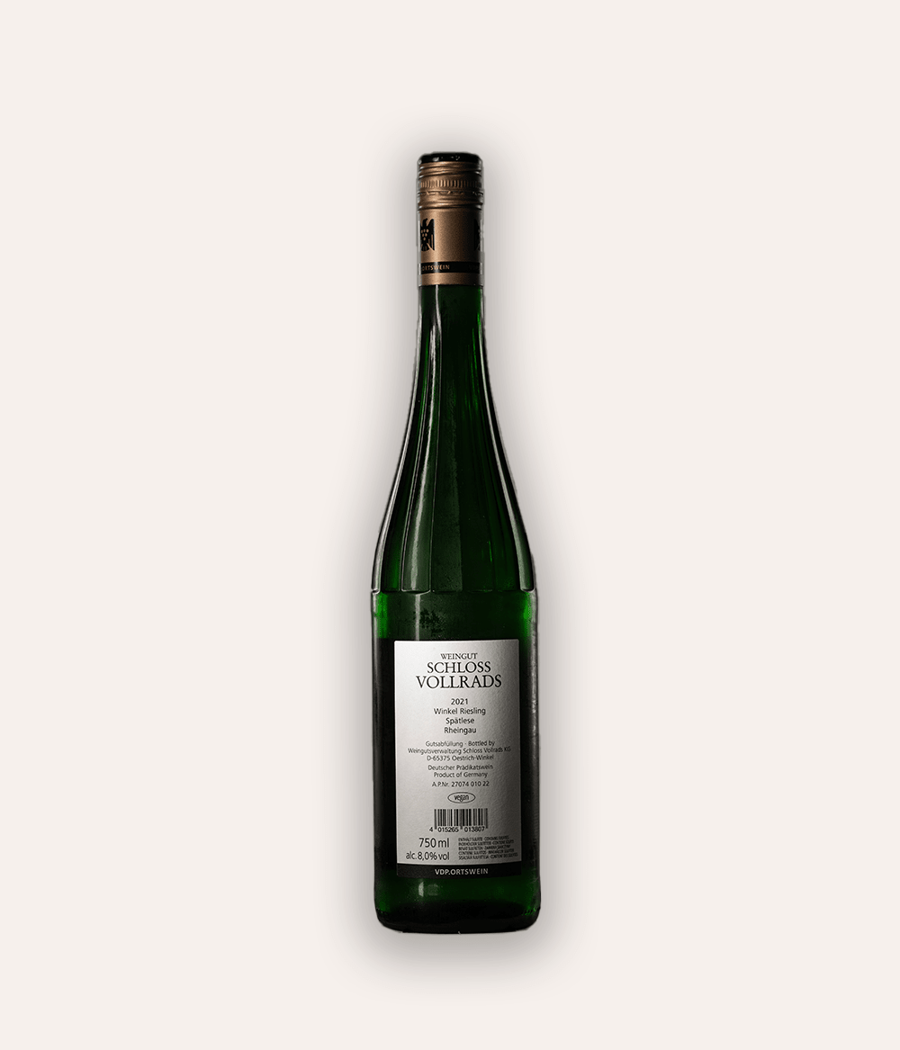 Rückseite der Weinflasche Schloss Vollrads – Riesling Winkel Spätlese VDP.Ortswein 2021 – grüne Rheingau-Flasche mit gelber Schraubkapsel, weißes Etikett mit Schloss Vollrads und Weinname