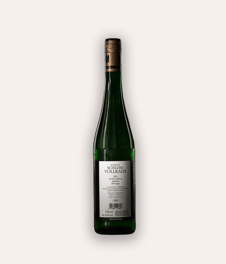 Rückseite der Weinflasche Schloss Vollrads – Riesling Winkel Spätlese VDP.Ortswein 2021 – grüne Rheingau-Flasche mit gelber Schraubkapsel, weißes Etikett mit Schloss Vollrads und Weinname