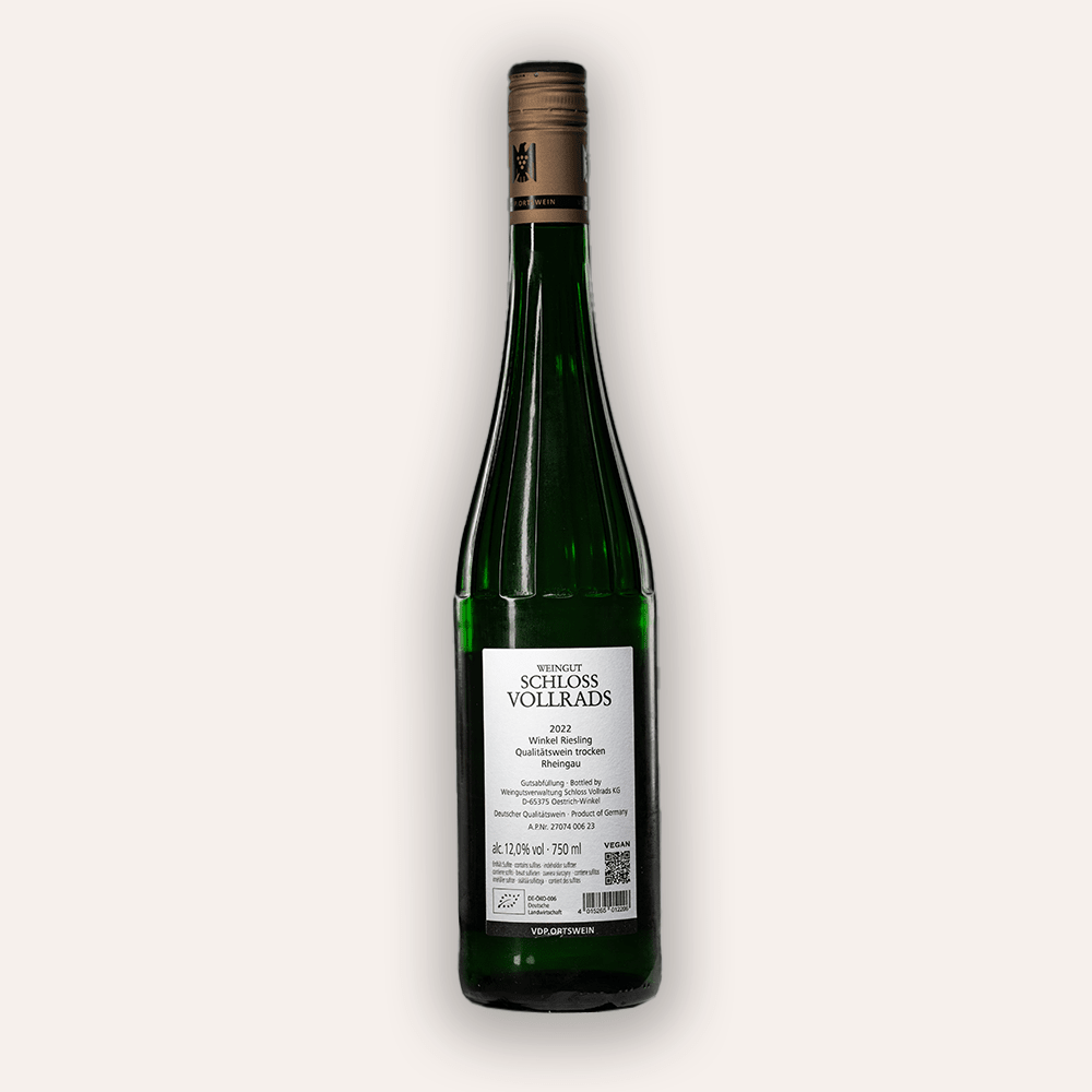 Rückseite der Weinflasche Schloss Vollrads – Riesling Winkel VDP.Ortswein 2023 – grüne Rheingau-Flasche mit gelber Schraubkapsel, weißes Etikett mit Schloss Vollrads und Weinname
