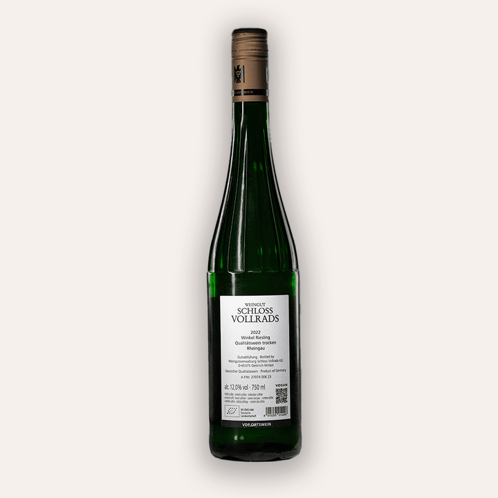 Rückseite der Weinflasche Schloss Vollrads – Riesling Winkel VDP.Ortswein 2023 – grüne Rheingau-Flasche mit gelber Schraubkapsel, weißes Etikett mit Schloss Vollrads und Weinname