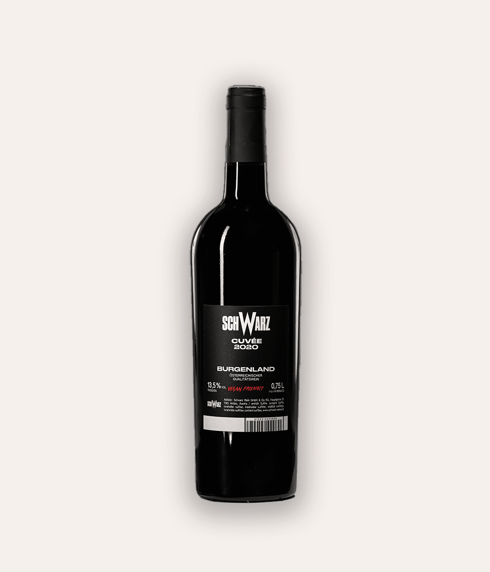 Rückseite der Weinflasche Schwarz Cuvée Butcher 2020 – schwarze Glasflasche mit schwarzer Kapsel, schwarzes Etikett mit Aufschrift Schwarz Cuvée 2020 Burgenland, Hinweis Vegan Friendly, 0,75 L