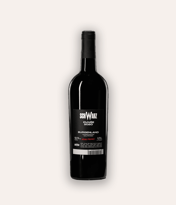 Rückseite der Weinflasche Schwarz Cuvée Butcher 2020 – schwarze Glasflasche mit schwarzer Kapsel, schwarzes Etikett mit Aufschrift Schwarz Cuvée 2020 Burgenland, Hinweis Vegan Friendly, 0,75 L