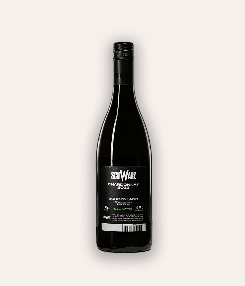 Rückseite der Weinflasche Schwarz Chardonnay Butcher 2022 – schwarze Glasflasche mit schwarzer Kapsel, schwarzes Rücketikett mit weißer Aufschrift Schwarz Chardonnay 2022 Burgenland Österreichischer Qualitätswein, Hinweis Vegan Friendly, 0,75 L