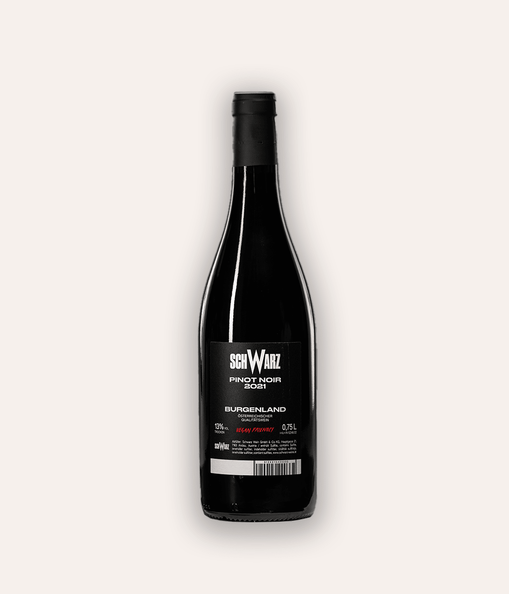 Rückseite der Weinflasche Schwarz Pinot Noir Butcher 2021 – schwarze Glasflasche mit schwarzer Kapsel, schwarzes Rücketikett mit weißer Aufschrift Schwarz Pinot Noir 2021 Burgenland Österreichischer Qualitätswein, Hinweis Vegan Friendly, 0,75 L