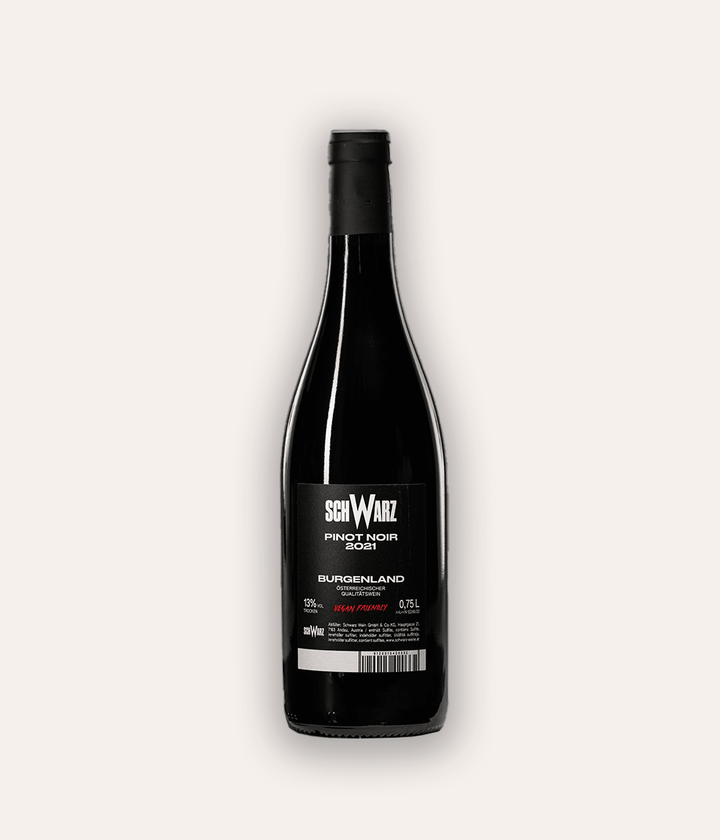 Rückseite der Weinflasche Schwarz Pinot Noir Butcher 2021 – schwarze Glasflasche mit schwarzer Kapsel, schwarzes Rücketikett mit weißer Aufschrift Schwarz Pinot Noir 2021 Burgenland Österreichischer Qualitätswein, Hinweis Vegan Friendly, 0,75 L