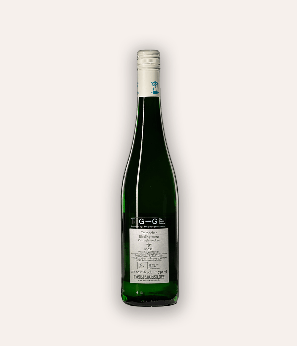 Weinflasche Weiser-Künstler – Riesling Trarbacher 2022 – grüne Mosel-Flasche mit türkiser Schraubkapsel, türkises Etikett mit Eulen-Illustration und Weiser-Künstler Mosel Aufschrift