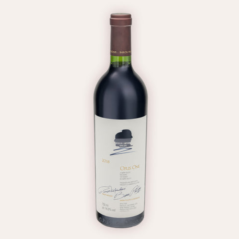Eine 750 ml Flasche Opus One 2018vom Winzer Opus One aus der Napa Valley AVA in Kalifornien (USA).