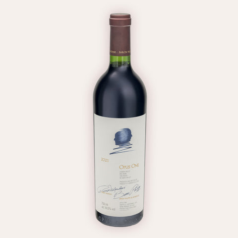 Eine 750 ml Flasche Opus One 2021vom Winzer Opus One aus der Napa Valley AVA in Kalifornien (USA).