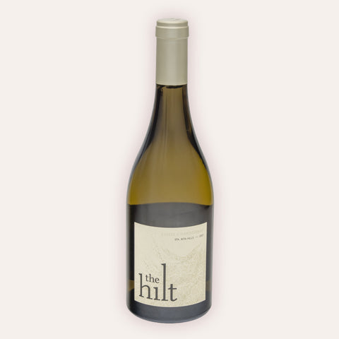 Eine 750 ml Flasche Chardonnay 2021vom Winzer The Hilt Estate aus der Santa Ynez Valley AVA in Kalifornien (USA).
