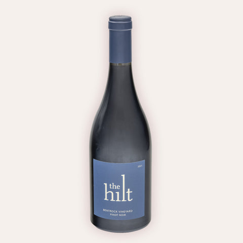 Eine 750 ml Flasche Bentrock Pinot Noir 2021vom Winzer The Hilt Estate aus der Santa Ynez Valley AVA in Kalifornien (USA).