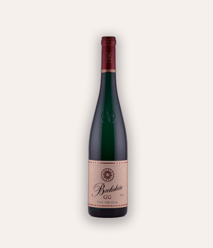 Weinflasche Van Volxem – Riesling Bockstein GG 2022 – Saar-Flasche mit dunkelroter Kapsel, rosafarbenes Etikett mit VV-Logo, Van Volxem