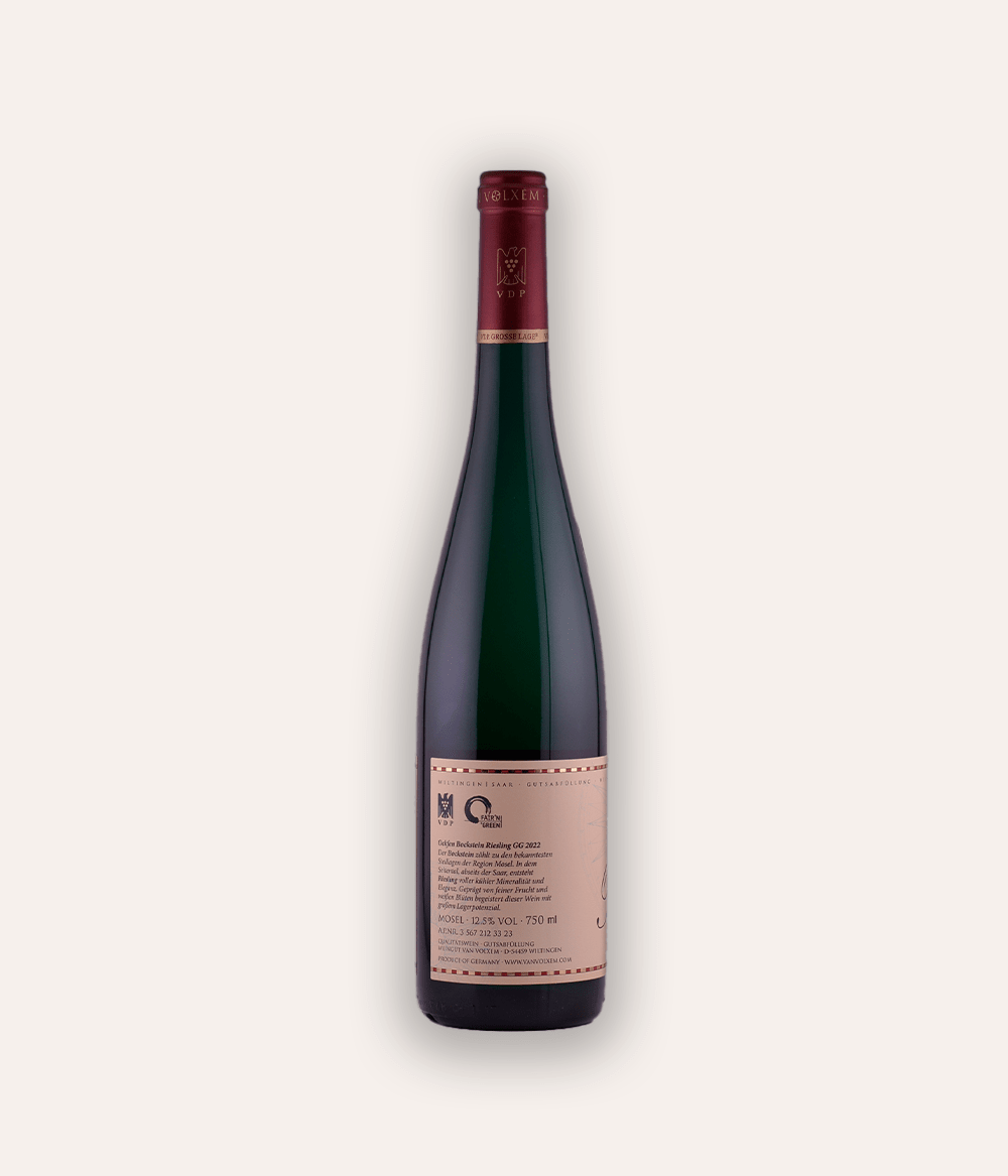 Weinflasche Van Volxem – Riesling Bockstein GG 2022 – Saar-Flasche mit dunkelroter Kapsel, rosafarbenes Etikett mit VV-Logo, Van Volxem