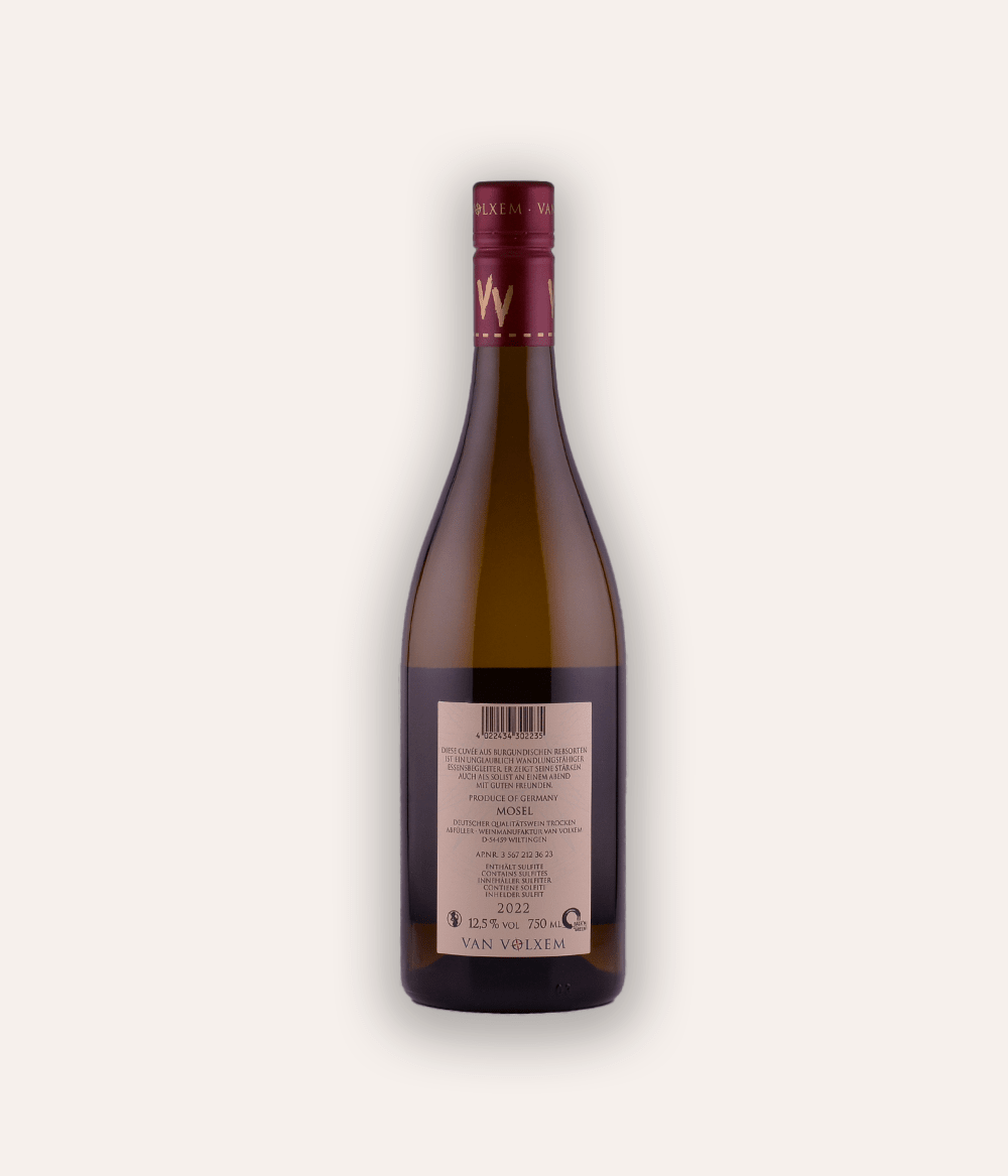 Weinflasche Van Volxem – Cuvée VV 2022 – Saar-Flasche mit dunkelroter Schraubkapsel, rosafarbenes Etikett mit VV-Logo und Van Volxem Weinname