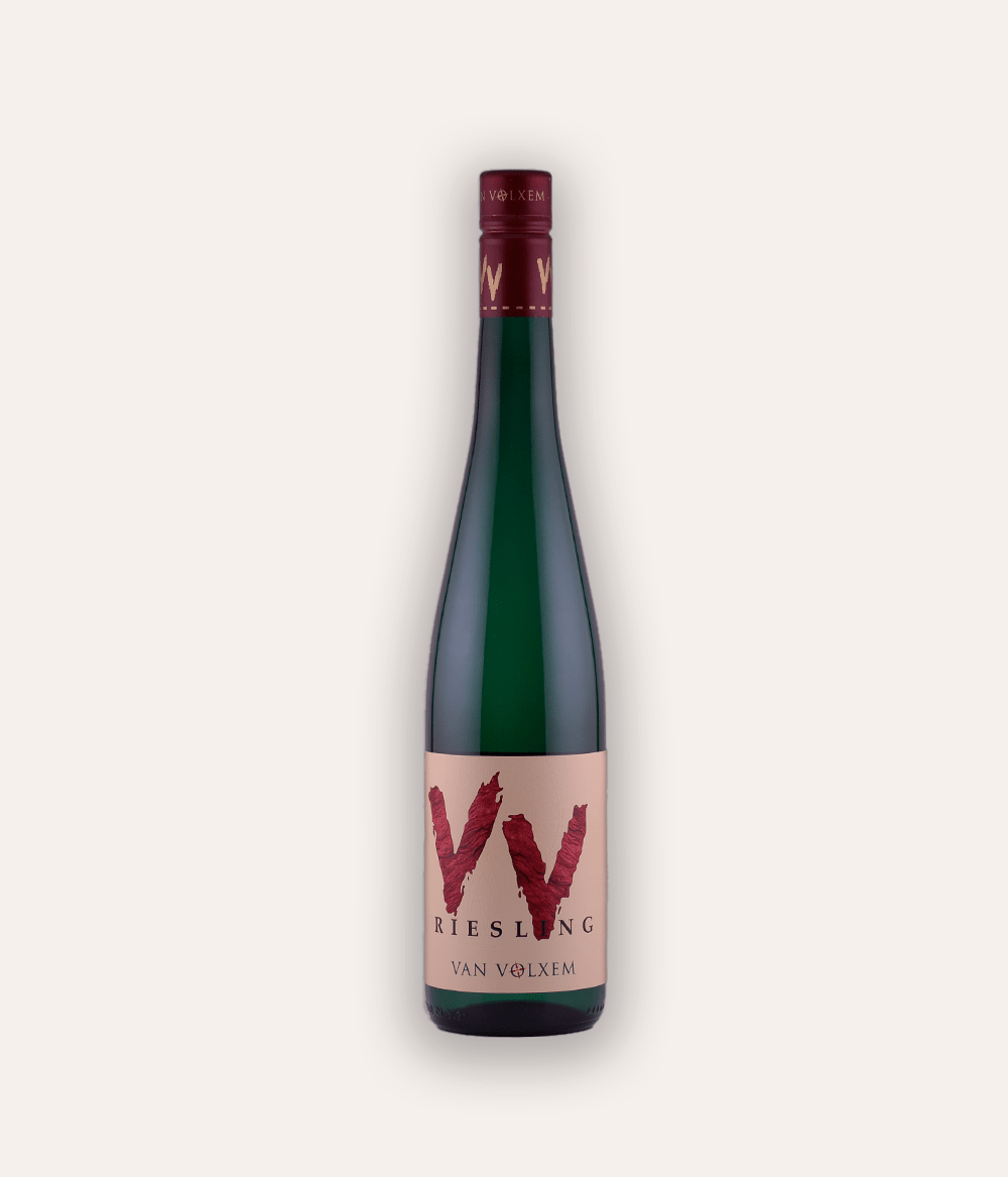 Weinflasche Van Volxem – Riesling VV 2022 – Saar-Flasche mit dunkelroter Schraubkapsel, rosafarbenes Etikett mit VV-Logo und Van Volxem Weinname