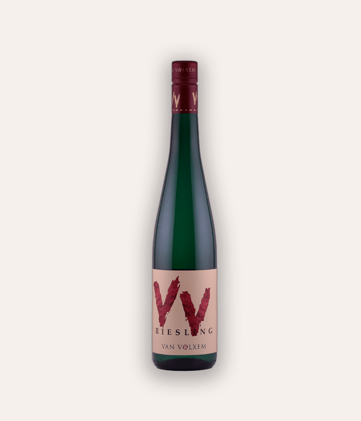 Weinflasche Van Volxem – Riesling VV 2022 – Saar-Flasche mit dunkelroter Schraubkapsel, rosafarbenes Etikett mit VV-Logo und Van Volxem Weinname