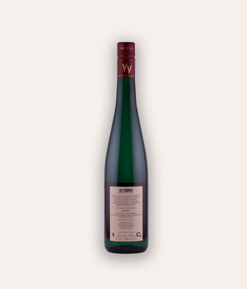 Weinflasche Van Volxem – Riesling VV 2022 – Saar-Flasche mit dunkelroter Schraubkapsel, rosafarbenes Etikett mit VV-Logo und Van Volxem Weinname