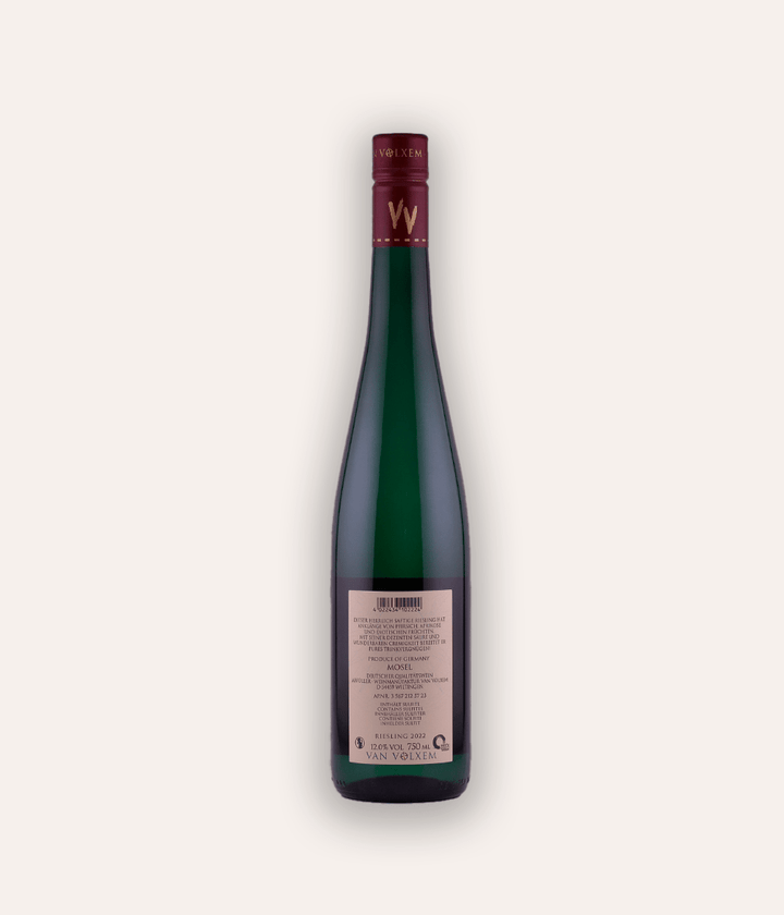 Weinflasche Van Volxem – Riesling VV 2022 – Saar-Flasche mit dunkelroter Schraubkapsel, rosafarbenes Etikett mit VV-Logo und Van Volxem Weinname