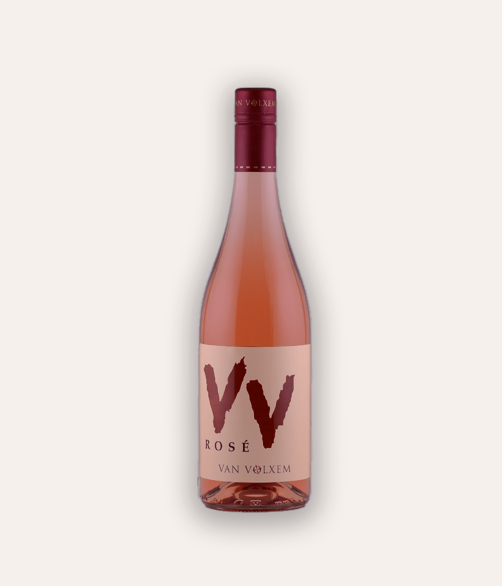 Weinflasche Van Volxem – Pinot Noir Rosé VV 2022 – Saar-Flasche mit dunkelroter Schraubkapsel, rosafarbenes Etikett mit VV-Logo und Van Volxem Weinname