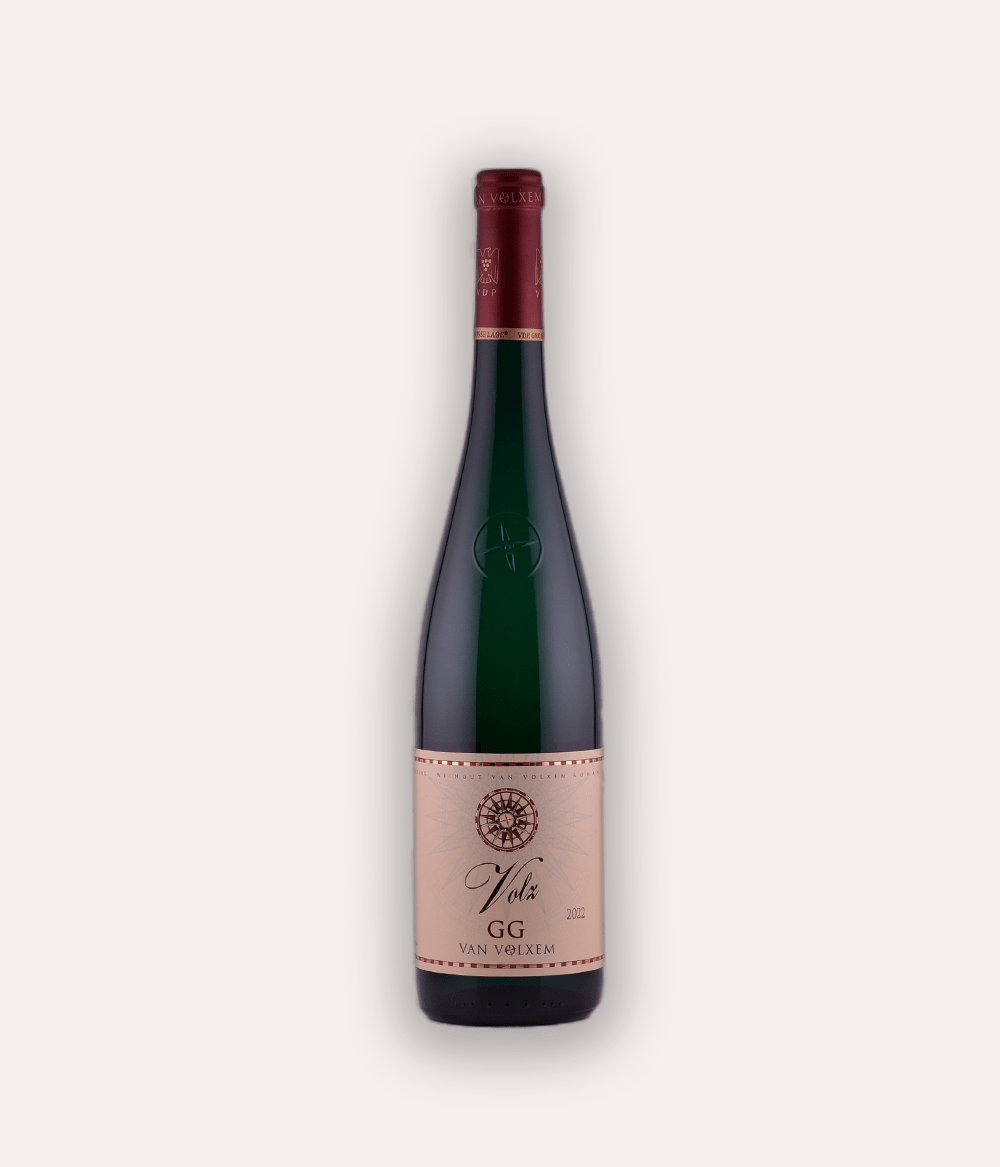 Weinflasche Van Volxem – Riesling Volz GG 2022 – Saar-Flasche mit dunkelroter Kapsel, rosafarbenes Etikett mit VV-Logo, Van Volxem