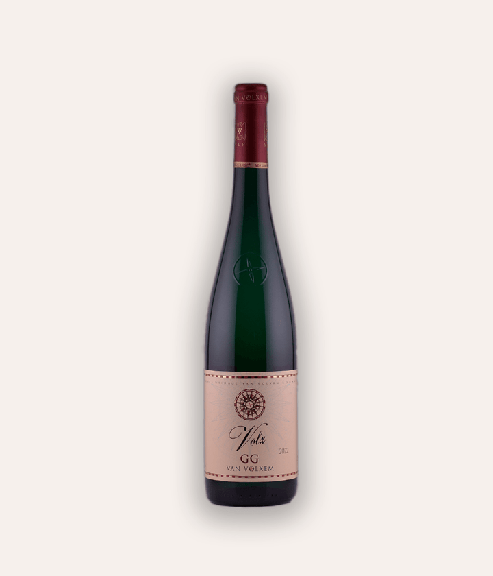 Weinflasche Van Volxem – Riesling Volz GG 2022 – Saar-Flasche mit dunkelroter Kapsel, rosafarbenes Etikett mit VV-Logo, Van Volxem