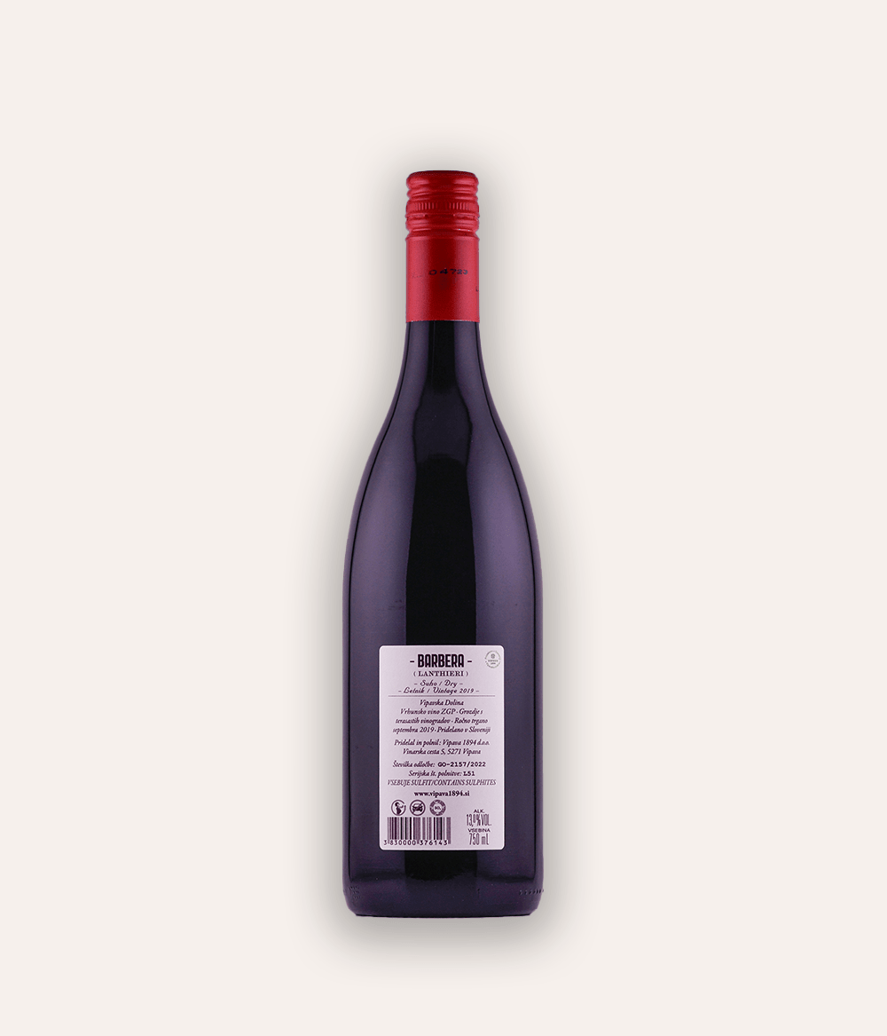 Weinflasche Vipava 1896 – Barbera Lanthieri 2019 – klare Flasche mit orangefarbener Schraubkapsel, hellfarbenes Etikett mit großer VIPAVA 1894 Aufschrift und Weinsorte Slovenija