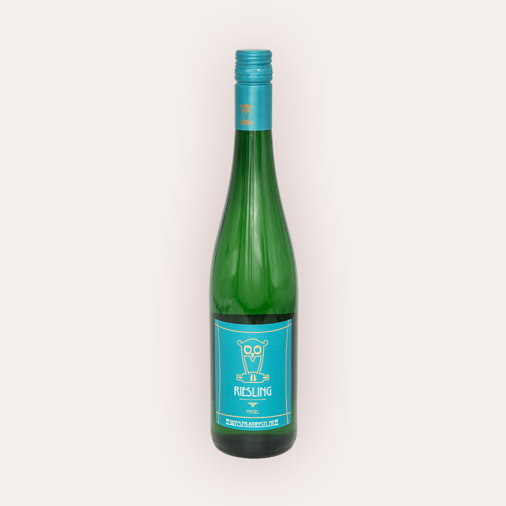 Weinflasche Weiser-Künstler – Riesling 2024 – grüne Mosel-Flasche mit türkiser Schraubkapsel, türkises Etikett mit Eulen-Illustration und Weiser-Künstler Mosel Aufschrift